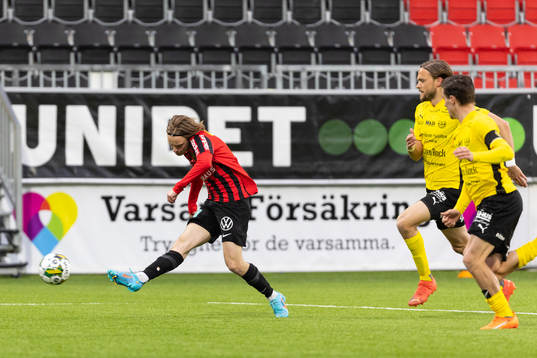 Brommapojkarnas Oscar Pettersson gör 1-0