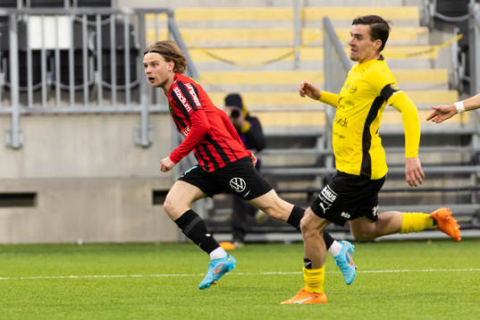Brommapojkarnas Oscar Pettersson jublar