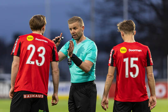 Brommapojkarnas Tim Waker och Samuel Leach Holm pratar med