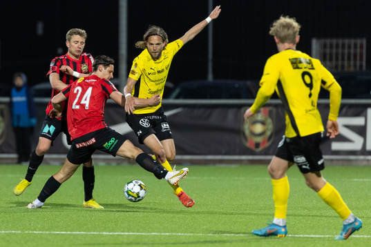 Brommapojkarnas Kevin Ackermann och Mjällbys Tom Pettersson