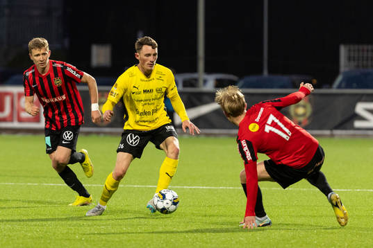 Mjällbys Noah Persson och Brommapojkarnas Alexander Jensen