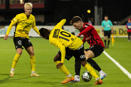 Brommapojkarnas Samuel Kroon och Mjällbys Mamudu Moro och