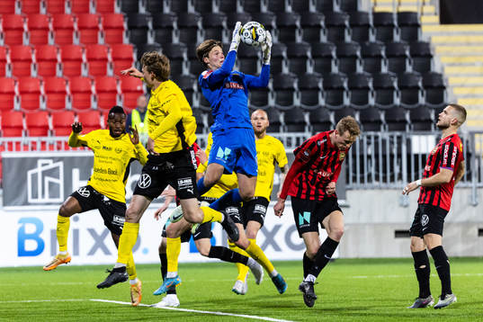 Brommapojkarnas målvakt Filip Sidklev