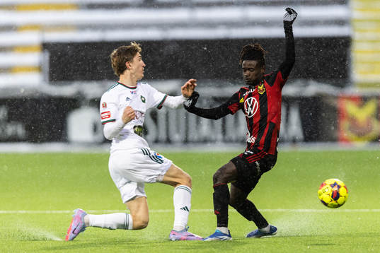 Skövde AIKs Hugo Engström och Östersunds Yannick Armel