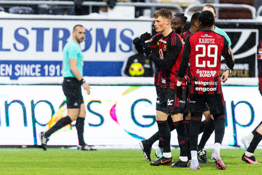 Östersunds Sebastian Karlsson Grach jublar