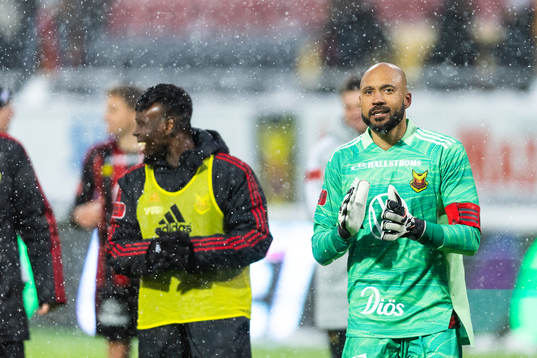 Östersunds målvakt Aly Keita jublar