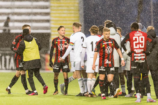 Östersunds Cesar Weilid i samtal med Skövde AIKs Filip