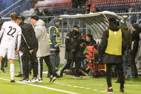 Skövde AIKs tränare Tobias Linderoth får rött kort