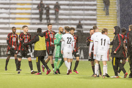 irriterat mellan Östersunds målvakt Aly Keita  och
