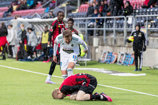 Skövde AIKs Elias Lindell reagerar på Östersunds Simon