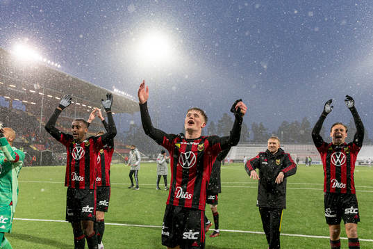 Östersunds Sebastian Karlsson Grach jublar