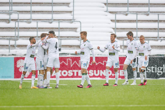Skövde AIKs Yoann Fellrath jublar med lagkamrater
