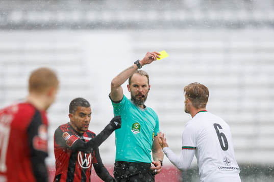 Domare Andreas Dufva-Johansson ger Skövde AIKs Hampus