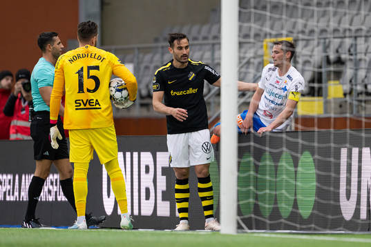 AIKs Sotirios Papagiannopoulos hjälper Värnamos Oscar