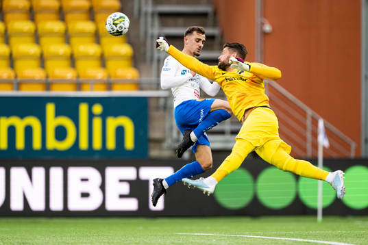 Värnamos Ajdin Zeljkovic och AIKs målvakt Kristoffer