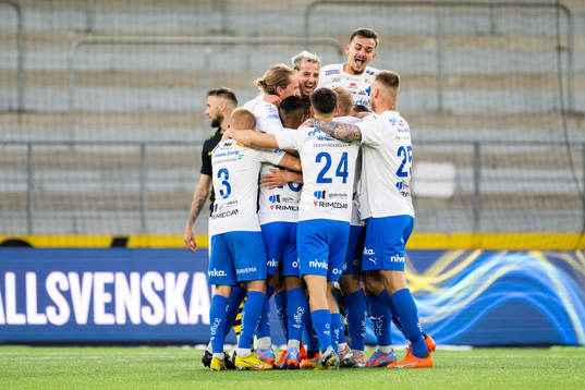 Värnamos Oscar Johansson jublar med lagkamrater