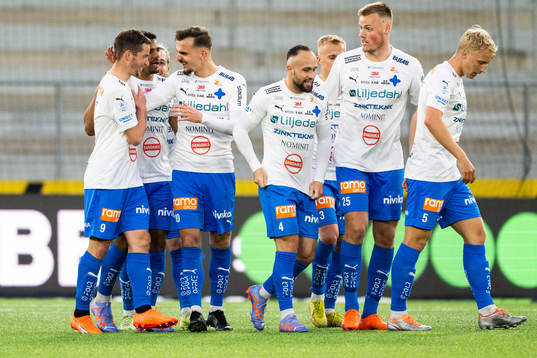 Värnamos Oscar Johansson jublar med lagkamrater