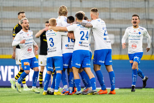 Värnamos Oscar Johansson jublar med lagkamrater