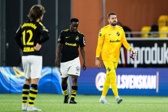 AIKs Erick Otieno och målvakt Kristoffer Nordfeldt deppar