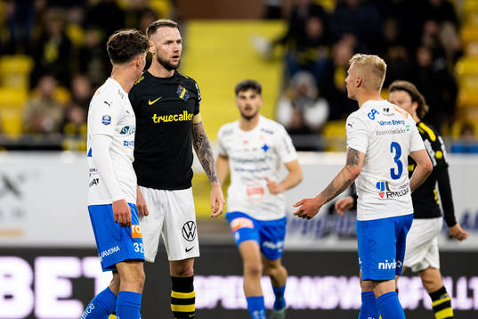 Irriterat mellan AIKs Alexander Milosevic och Värnamos