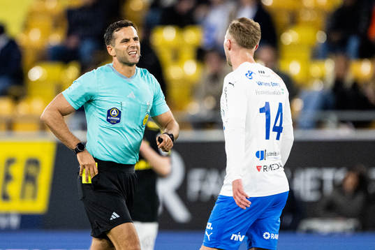Domare Granit Maqedonci diskuterar med Värnamos Gustav