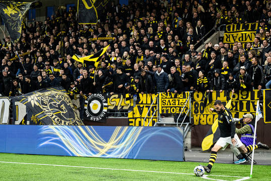 AIKs Jimmy Durmaz lägger en hörna med supportrar i