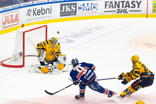 Växjös Victor Stjernborg skjuter ett skott mot