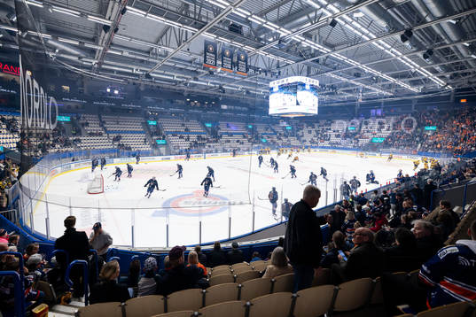 Interiör vy av vida arena undre värmningen före final