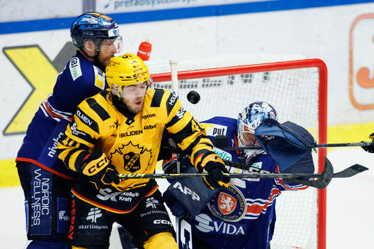 Skellefteås Andreas Wingerli oroar framför Växjös