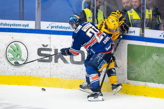 Växjös Brian Cooper tacklar Skellefteås Jonathan Pudas