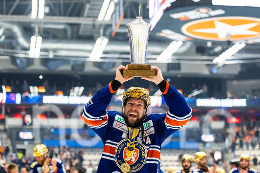 Växjös Robert Rosén jublar