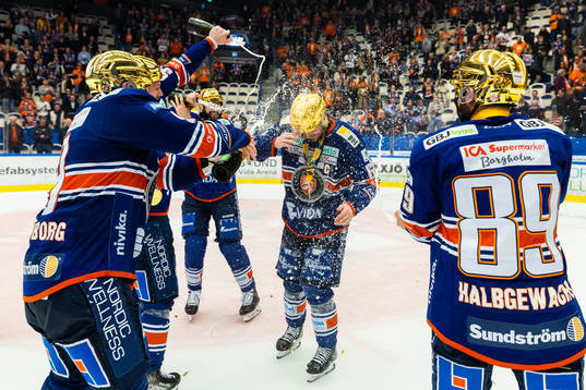 Växjös Erik Josefsson jublar med lagkamrater