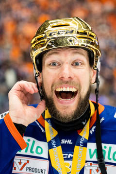 Växjös Robert Rosén jublar