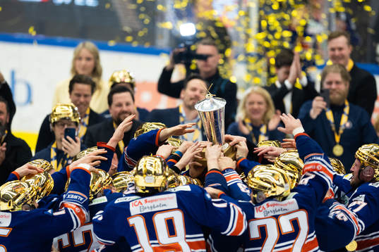 Växjös spelare jublar med pokalen