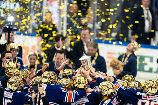 Växjös spelare jublar med pokalen