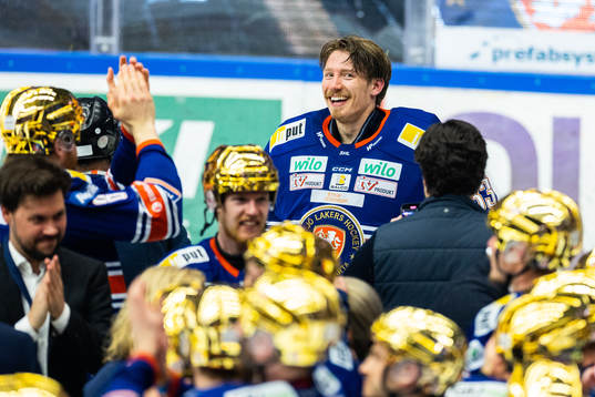 Växjös målvakt Emil Larmi jublar