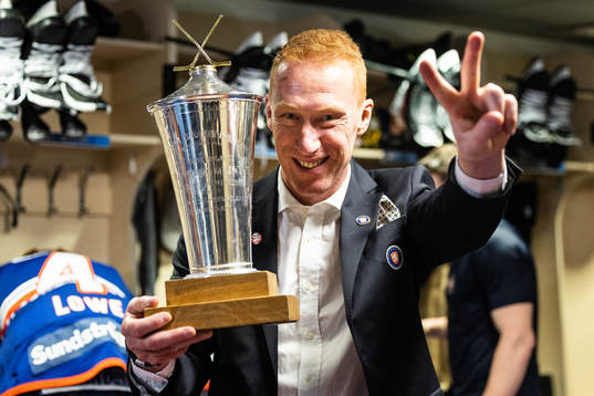 Växjös tränare Jörgen Jönsson jublar med pokalen