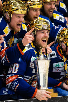 Växjös Erik Josefsson jublar med pokalen