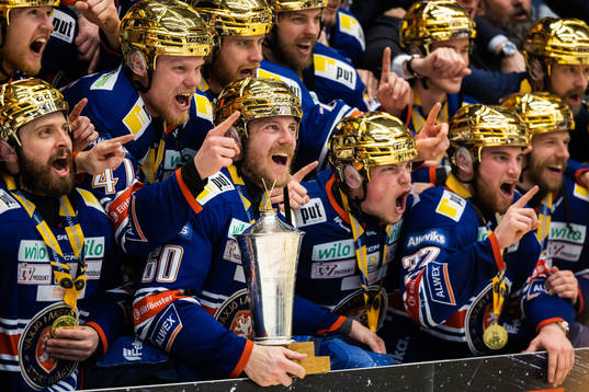Växjös Erik Josefsson jublar med pokalen