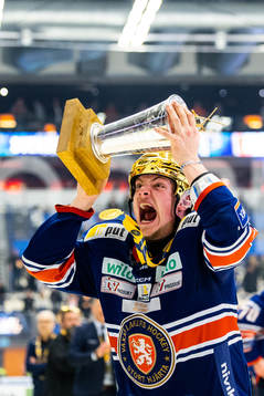 Växjös Victor Stjernborg jublar med pokalen