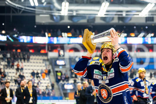Växjös Victor Stjernborg jublar med pokalen