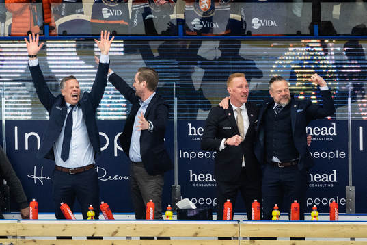 Växjös tränare Jörgen Jönsson och ledare jublar