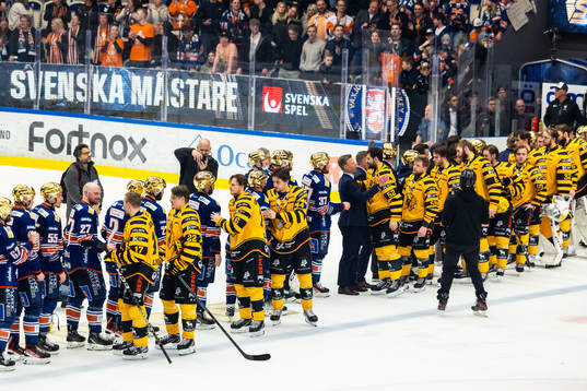 Spelarna tackar varandra