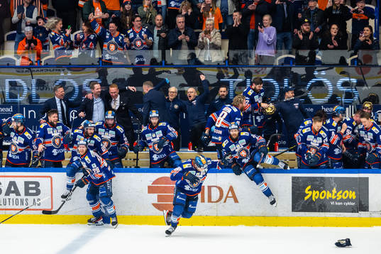 Växjös spelare och ledare jublar