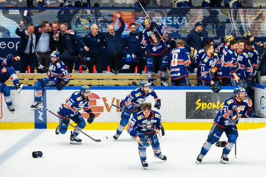 Växjös spelare och ledare jublar