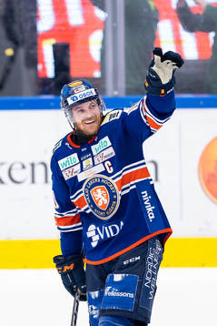 Växjös Erik Josefsson jublar