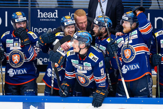 Växjös tränare Jörgen Jönsson jublar med Joel Kellman,
