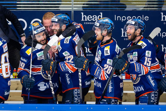 Växjös tränare Jörgen Jönsson jublar med Jayden