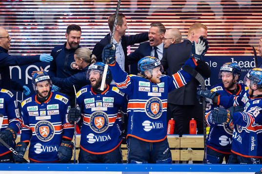 Växjös spelare och ledare jublar