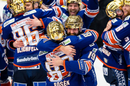 Växjös Robert Rosén och Amil Krupic jublar